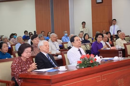 Đồng chí Trần Thanh Mẫn, đồng chí Nguyễn Văn Nên và các đại biểu dự Họp mặt kỷ niệm