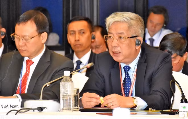 Thứ trưởng Bộ Quốc phòng Việt Nam Nguyễn Chí Vịnh (bên phải) phát biểu tại hội nghị. (Ảnh: Hồng Hà/TTXVN)