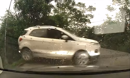 Chiếc Ford đen đủi.