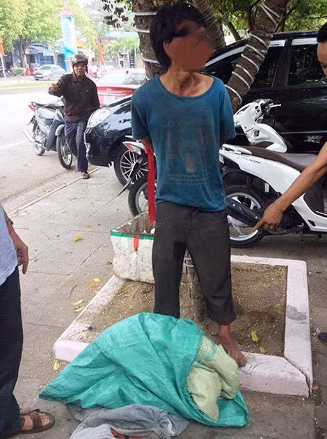Người đàn ông tâm thần bị nhân dân bắt, trói vì nghi ngờ bắt cóc trẻ em