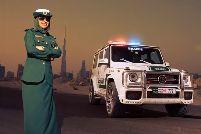 Cảnh sát tại Tiểu vương quốc Arab Thống nhất với xe siêu sang.