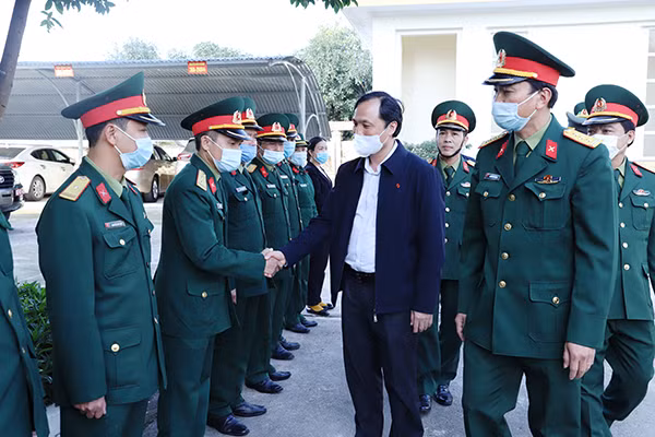 Đồng chí Hoàng Trung Dũng, Ủy viên BCH TƯ Đảng, Bí thư Tỉnh ủy kiểm tra công tác sẵn sàng chiến đấu tại Ban chỉ huy Quân sự thị xã Kỳ Anh.