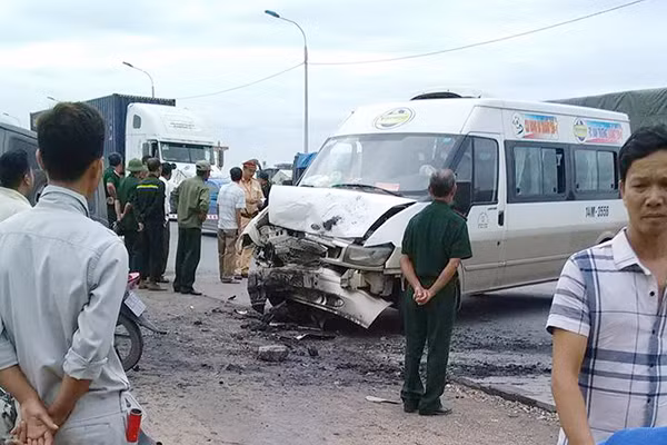 Xe chở cựu chiến binh sau va chạm. Xe chở cựu chiến binh sau va chạm.