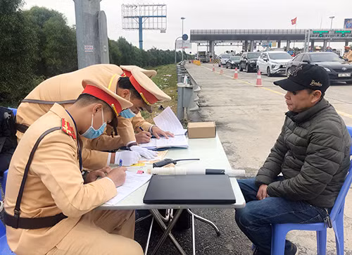 Hệ thống Cơ sở dữ liệu quốc gia về dân cư được khai trương sẽ tạo điều kiện thuận lợi trong việc xử phạt các vi phạm về giao thông. Hệ thống Cơ sở dữ liệu quốc gia về dân cư được khai trương sẽ tạo điều kiện thuận lợi trong việc xử phạt các vi phạm về giao thông.
