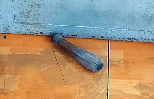 Cây chày cùng con dao mà Cọp sử dụng để tấn công mẹ con bà Diễm.