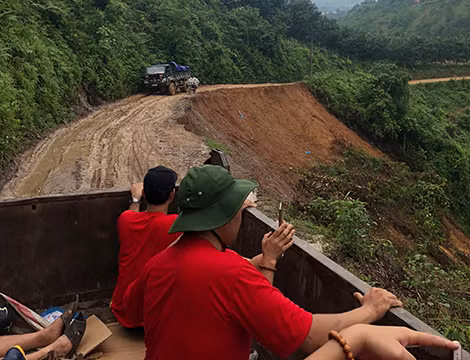 Hành trình lên vùng thảm họa lũ quét.