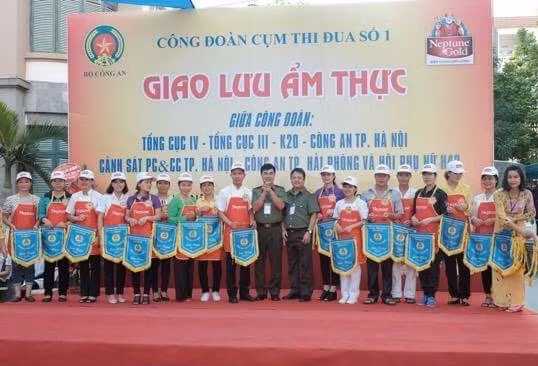 Ban tổ chức trao cờ lưu niệm cho các đội.