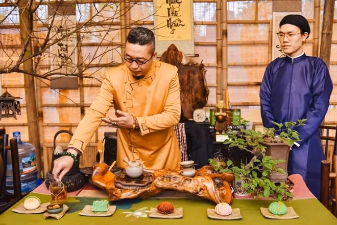 Khách tới lễ hội cũng được tìm hiểu thêm thêm về những nét truyền thống nước nhà qua trà đạo Việt dưới sự giới thiệu của nghệ nhân quốc tế Nguyễn Cao Sơn.