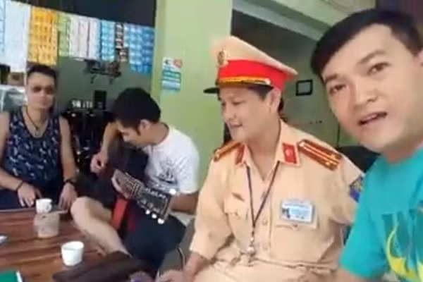 Hình ảnh anh Thái và các bạn giao lưu văn nghệ cùng các chiến sỹ CSGT.