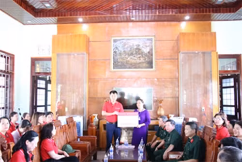 Đảng bộ Agribank CN Láng Hạ tặng quà BQL Thành cổ