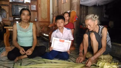 Khanh bên cạnh bà nội già yếu và người mẹ bị bệnh tật.