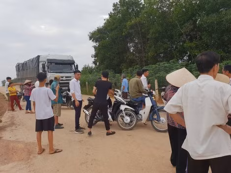 Do bức xúc, người dân đã chặn xe cám gà để phản đối việc ô nhiễm môi trường.