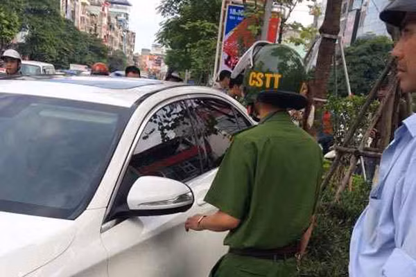 Tài xế cố thủ trong xe sau khi gây tai nạn.