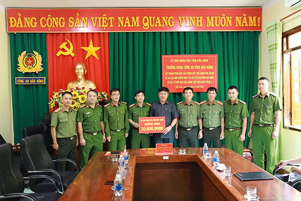 Lãnh đạo tỉnh Đắk Nông trao thưởng nóng cho Công an tỉnh Đắk Nông vì thành tích xuất sắc trong việc khám phá nhanh vụ đối tượng sử dụng công nghệ cao để chiếm đoạt 100 triệu đồng tiền ủng hộ gia đình nạn nhân bị tử nạn tại sự cố sạt lở ở Thủy điện Rào Trăng 3.