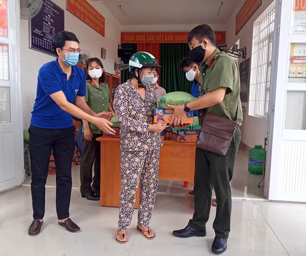 Công an tỉnh Bà Rịa - Vũng Tàu giúp đỡ nhân dân có hoàn cảnh khó khăn.