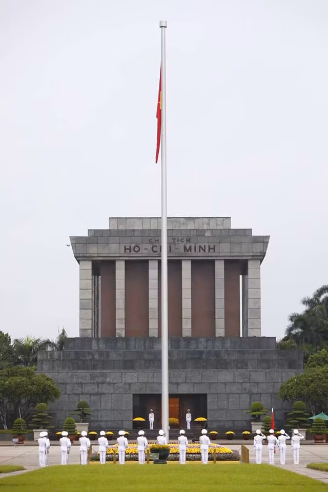 Trong giây phút thiêng liêng khi bài hát Quốc ca được ngân lên, hàng trăm con tim đang có mặt trên quảng trường đều hướng lễ đài với tấm lòng thành kính, biết ơn trước lá cờ đỏ sao vàng của Tổ quốc.