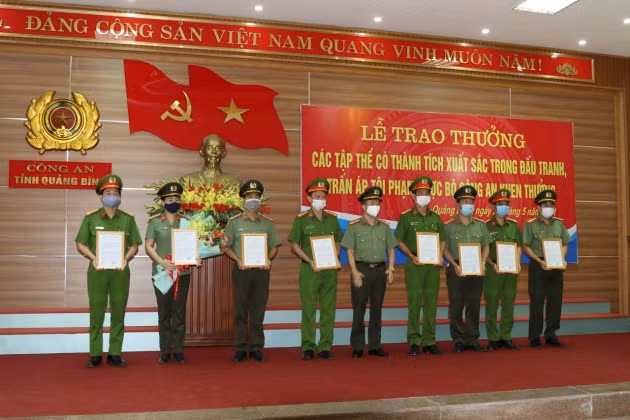 Đại tá Nguyễn Tiến Nam-Giám đốc Công an Quảng Bình và lãnh đạo thị xã Ba Đồn trao thưởng cho Công an thị xã Ba Đồn, Quảng Bình. Đại tá Nguyễn Tiến Nam-Giám đốc Công an Quảng Bình và lãnh đạo thị xã Ba Đồn trao thưởng cho Công an thị xã Ba Đồn, Quảng Bình.