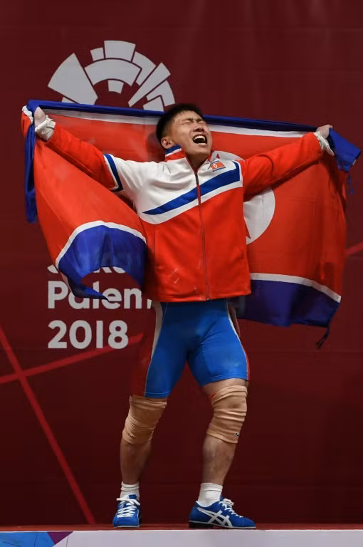 Vận động viên O Kang Chol của Triều Tiên giành huy chương vàng ở môn cử tạ nam hạng 69kg trong Thế vận hội châu Á 2018