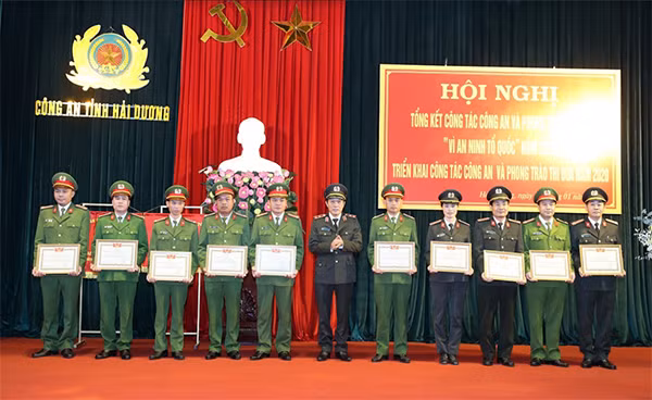 Khen thưởng các tập thể và cá nhân có thành tích xuất sắc trong phong trào thi đua “Vì an ninh Tổ quốc” năm 2019