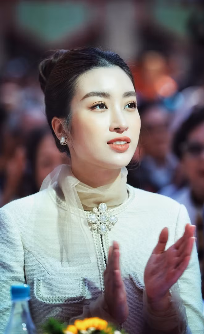 Hoa hậu Đỗ Mỹ Linh, cựu học sinh THPT Việt Đức cũng có mặt trong buổi lễ hôm nay.