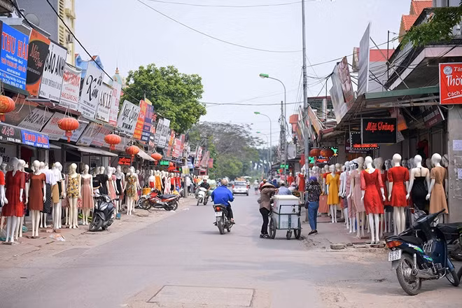 Phố Ninh Hiệp (thuộc xã Ninh Hiệp cách khu chợ vải vóc, quần áo lớn nhất miền bắc chừng hơn 1km) được biết đến như là khu kinh doanh quần áo thời trang với những cửa hàng quần áo chủ yếu bán sỉ cung cấp cho không chỉ thủ đô Hà Nội mà còn đi nhiều tỉnh thành khác.