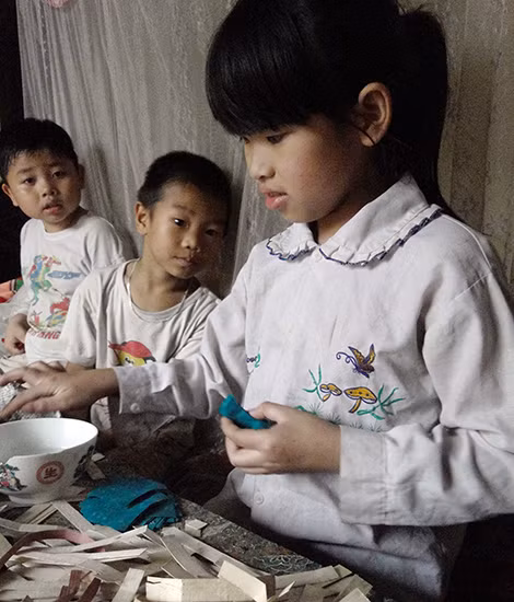 Ba đứa con của chị Hằng. Ba đứa con của chị Hằng.
