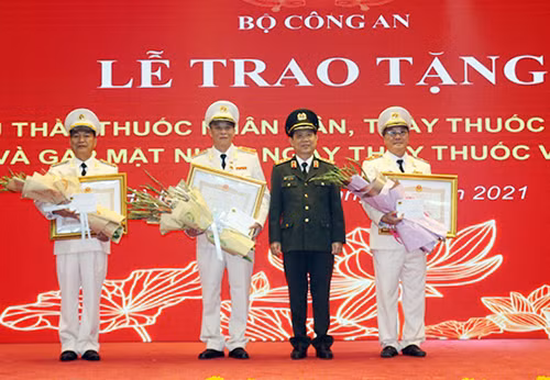 Thừa ủy quyền của Chủ tịch nước, Thứ trưởng Nguyễn Văn Sơn trao danh hiệu Thầy thuốc nhân dân cho 3 cá nhân