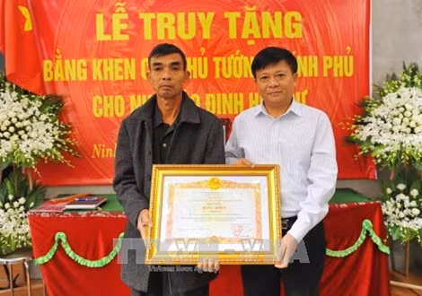 Truy tặng Bằng khen của Thủ tướng Chính phủ cho 21 cá nhân có thành tích xuất sắc trong phòng, chống COVID-19 ảnh 2