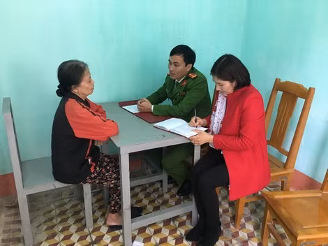 Phóng viên gặp đối tượng Phạm Thị Xuân tại trại giam.