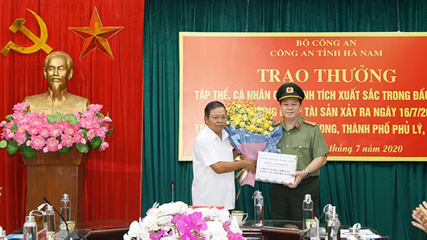 Đại tá Nguyễn Quốc Hùng, Bí thư Đảng ủy, Giám đốc Công an tỉnh Hà Nam đón nhận Bằng khen của UBND tỉnh Hà Nam trao tặng tập thể Công an tỉnh Hà Nam về thành tích xuất sắc trong công tác điều tra, khám phá nhanh vụ án cướp tài sản. Đại tá Nguyễn Quốc Hùng, Bí thư Đảng ủy, Giám đốc Công an tỉnh Hà Nam đón nhận Bằng khen của UBND tỉnh Hà Nam trao tặng tập thể Công an tỉnh Hà Nam về thành tích xuất sắc trong công tác điều tra, khám phá nhanh vụ án cướp tài sản.