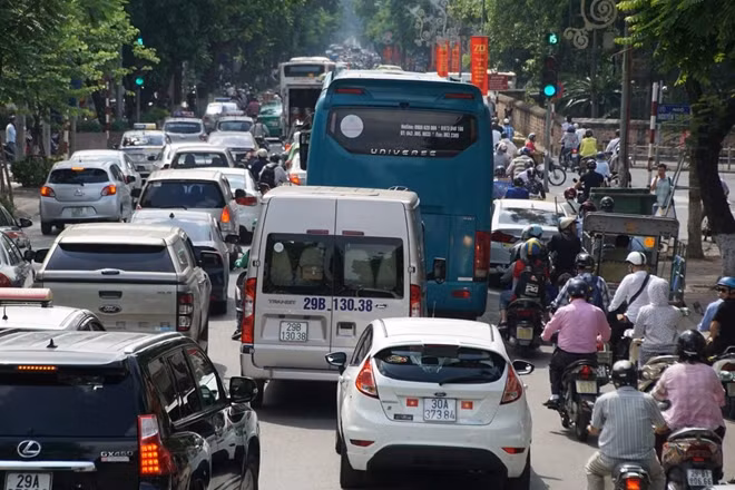 Cạnh đó, phố Nguyễn Thái Học cũng trong cảnh đông kịt người và phương tiện.
