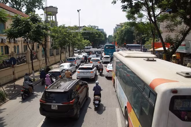 Nắng nóng gay gắt khiến bất cứ ai phải ra đường cũng cảm thấy ngột ngạt bởi nhiệt độ tăng cao kèm hiệu ứng đô thị.
