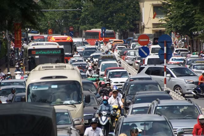 11h trưa ngày 30-5, thời điểm mà bình thường sẽ rất hiếm ai ra đường đặc biệt vào mùa hè khi tiết trời nắng nóng gay gắt nhưng nay lại diễn ra cảnh tắc đường ngay giữa trung tâm thủ đô Hà Nội.