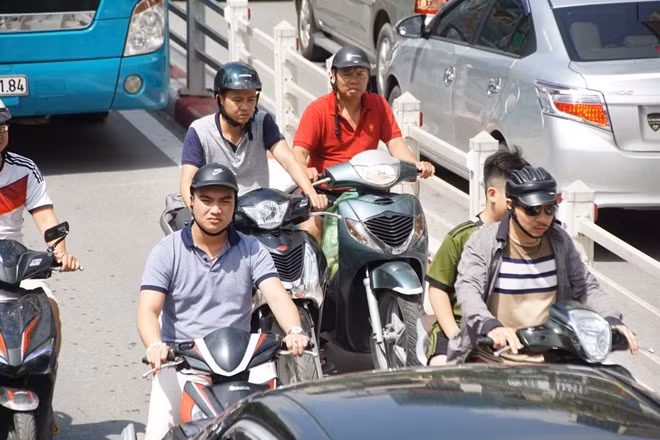 Nắng chiếu rọi thẳng vào mặt người tham gia giao thông trên đường.