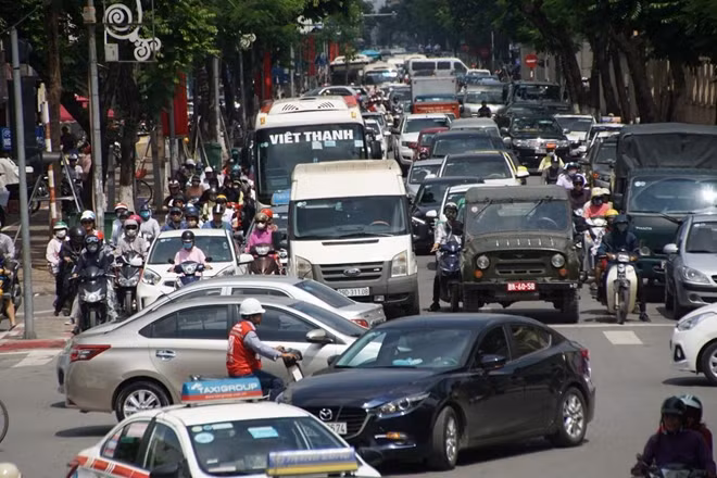 Tuyến phố vào Trung tâm đông nghịt người và phương tiện.