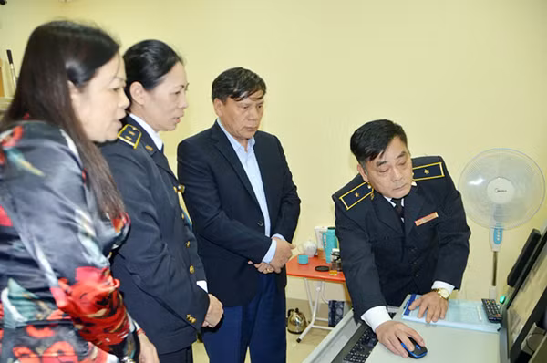 Kiểm tra hệ thống thiết bị đo thân nhiệt tại cửa khẩu Quốc tế Móng Cái (Quảng Ninh) Kiểm tra hệ thống thiết bị đo thân nhiệt tại cửa khẩu Quốc tế Móng Cái (Quảng Ninh)
