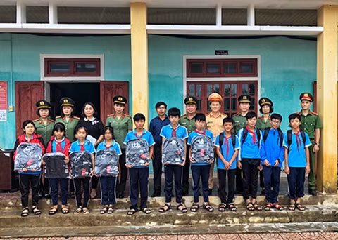 Công an Sơn La hướng về bà con vùng lũ miền Trung