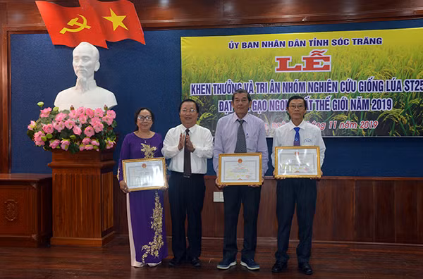 Chủ tịch Trần Văn Chuyện trao Bằng khen tặng nhóm.