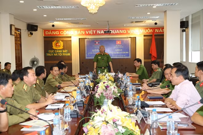 Trung tướng Nguyễn Công Sơn, Phó Tổng cục cục trưởng Tổng cục Cảnh sát phát biểu tại Lễ bế giảng.
