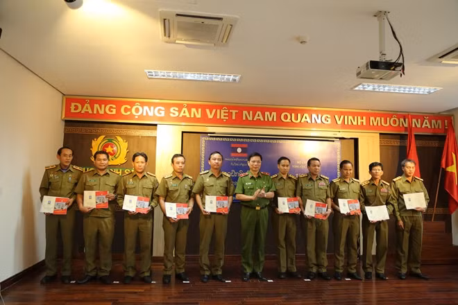 Thiếu tướng Nguyễn Dĩnh, Cục trưởng Cục Cảnh sát truy nã tội phạm trao Chứng chỉ hoàn thành chương trình tập huấn cho các học viên .