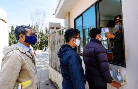 Công an TP Đà Lạt kiểm tra thân nhiệt người tới làm thủ tục hành chính tại đơn vị.