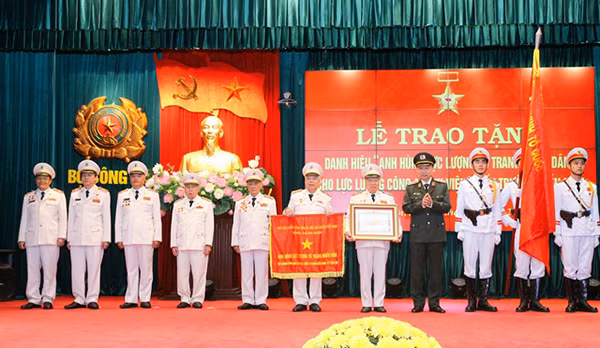 Thay mặt lãnh đạo Đảng, Nhà nước, Bộ trưởng Tô Lâm trao danh hiệu Anh hùng LLVTND cho Lực lượng Công an chi viện chiến trường miền Nam