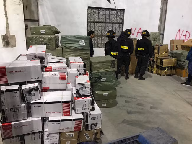 Cơ quan Công an kiểm tra kho chứa hàng lậu.
