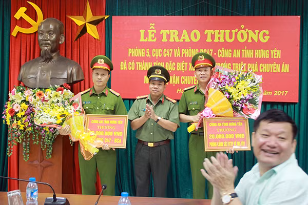 Đại tá Đỗ Đình Hào, Giám đốc Công an tỉnh trao tiền thưởng cho các đơn vị lập công