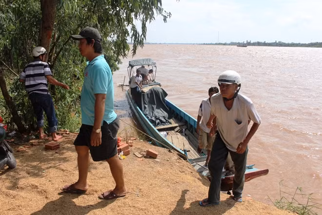 Nhiều ghe cào, võ lãi được huy động để tìm kiếm 2 thanh niên mất tích.