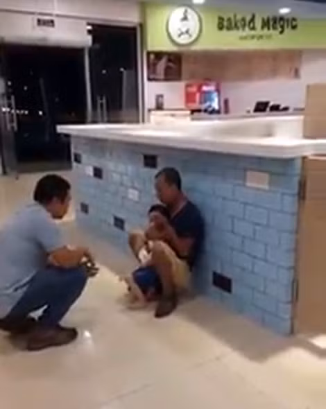 Người dân khuyên can đối tượng. Người dân khuyên can đối tượng.