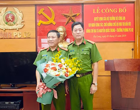 Trung tá Vũ Trường Thi - Đội trưởng Đội hướng dẫn điều tra tội phạm về Trật tự xã hội (bên phải).