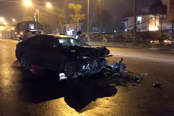 Chiếc Camry vỡ nát đầu sau tai nạn. Ảnh: Q.M.Phan.