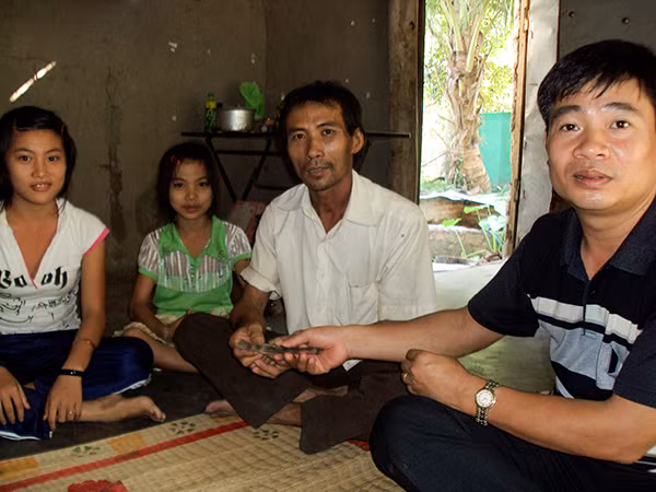 Anh Ninh Công Tuấn (bìa phải) chuyển giao số tiền Báo CAND ủng hộ cho anh Ninh Công Sơn (tháng 4 năm 2011).