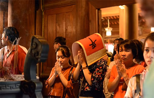 Sau khi xin chữ, du khách thường vào bên trong dâng hương, cúng bái cầu mong bình an, may mắn.